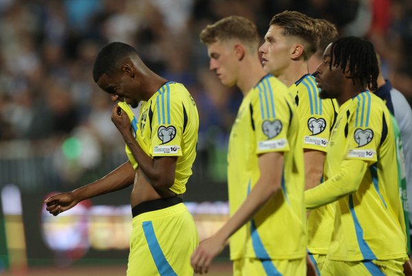 Sweden is in danger of qualifying for the World Cup preliminaries! Isaac: Stop talking about the World Cup, win first to regain confidence